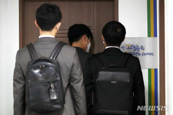 [서울=뉴시스] 김진아 기자 = '더불어민주당 전당대회 돈봉투 의혹'을 수사 중인 검찰이 송영길 전 민주당 대표에 대한 강제수사에 착수했다. 서울중앙지검 반부패수사2부는 29일 오전 송 전 대표와 경선캠프 회계 책임자 등 관계자들의 주거지 총 4~5곳에 대한 압수수색을 진행 중이라고 밝혔다. 사진은 29일 송 전 대표가 서울 여의도에 개소한 정책연구소 '먹고 사는 문제 연구소' 사무실로 검찰 관계자가 들어서고 있다. 2023.04.29. bluesoda@newsis.com