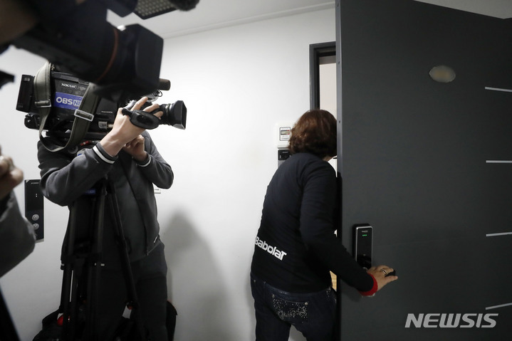 [서울=뉴시스] 최동준 기자 = '더불어민주당 전당대회 돈봉투 의혹'을 수사 중인 검찰이 송영길 전 민주당 대표에 대한 강제수사에 착수했다. 29일 압수수색 대상에 포함된 서울 송파구 송 전 대표 주거지에서 부인 남영신 씨가 집 안으로 들어가고 있다. 2023.04.29. photocdj@newsis.com