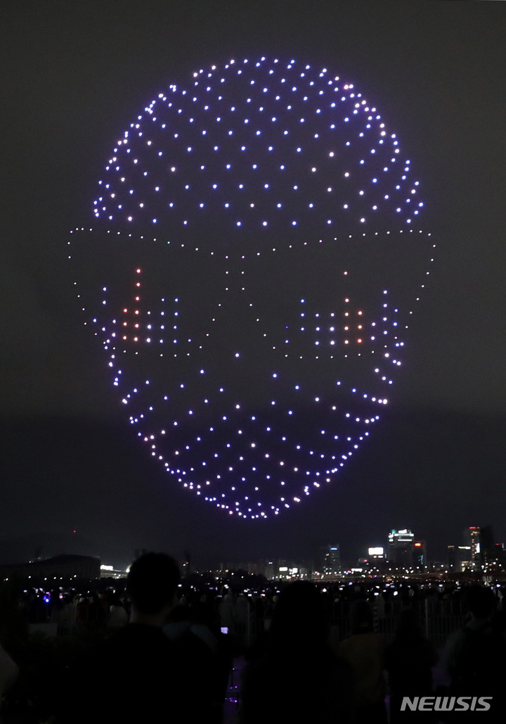 [서울=뉴시스] 김진아 기자 = 29일 서울 광진구 뚝섬한강공원 수변 무대에서 '2023 한강 불빛 공연(드론 라이트 쇼)'가 펼쳐지고 있다. 드론 라이트 쇼는 서울페스타 2023 전야제가 열리는 이날을 시작으로 다음 달 1, 5, 6일 저녁 8시부터 10분간 뚝섬한강공원에서 진행된다. 2023.04.29. bluesoda@newsis.com