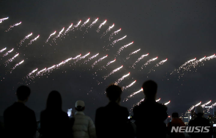 [서울=뉴시스] 김진아 기자 = 29일 서울 광진구 뚝섬한강공원 수변 무대에서 '2023 한강 불빛 공연(드론 라이트 쇼)'가 펼쳐지고 있다. 드론 라이트 쇼는 서울페스타 2023 전야제가 열리는 이날을 시작으로 다음 달 1, 5, 6일 저녁 8시부터 10분간 뚝섬한강공원에서 진행된다. 2023.04.29. bluesoda@newsis.com