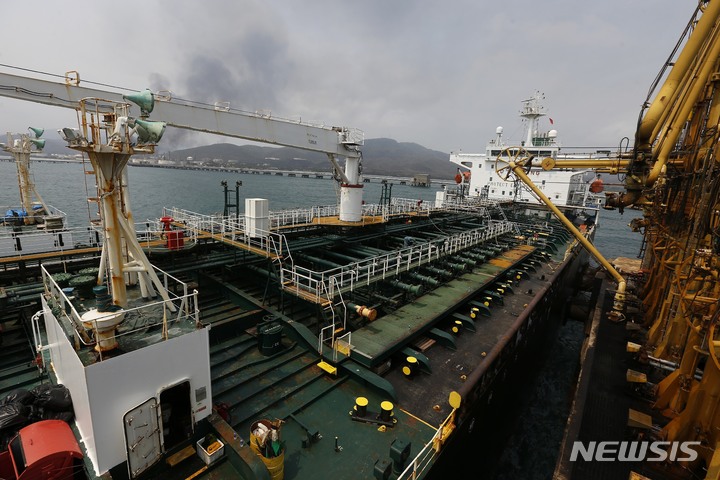 [푸에르토 카벨로(베네수엘라)=AP/뉴시스] 베네수엘라의 엘 팔리토 정유공장에 2020년 5월 25일 정박한 이란의 원유공급선 포춘호의 모습. (AP자료사진) 2023.05.28 