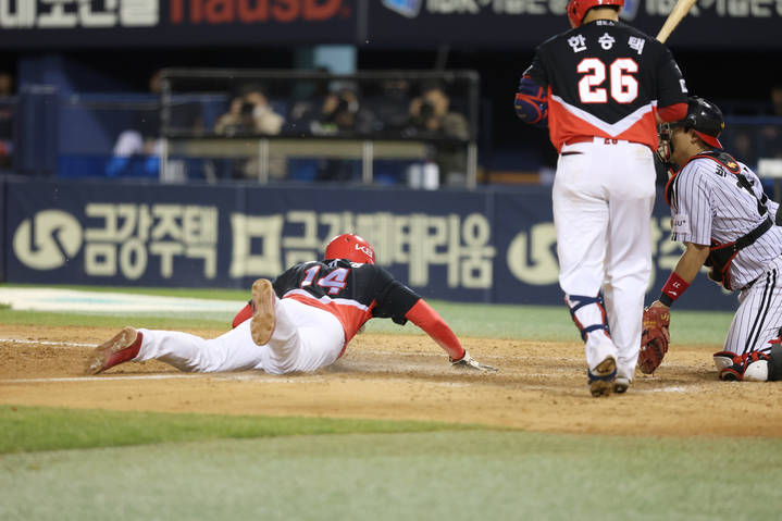 [서울=뉴시스] KIA 타이거즈의 김규성이 29일 잠실구장에서 벌어진 LG 트윈스와의 경기에서 홈스틸에 성공하고 있다. (사진 = KIA 타이거즈 제공) *재판매 및 DB 금지