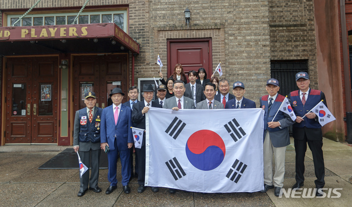 [서울=뉴시스]박민식 국가보훈처장이 29일(현지시간) 1919년 제1차 한인회의가 열렸던 장소인 미 필라델피아 리틀극장을 방문해 조국 독립을 염원했던 선열들의 당시 모습을 사진으로 재현했다. (사진=국가보훈처 제공) 2023.04.30. photo@newsis.com