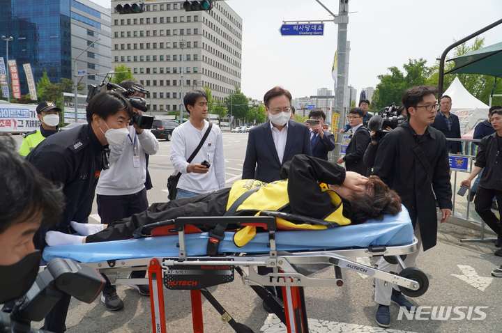 [서울=뉴시스]간호법 국회 본회의 통과에 반발해 단식 투쟁에 들어간 곽지연 대한간호조무사협회(간무협) 회장이 탈진 상태로 119 구급차에 실려 관악구의 한 병원으로 긴급 후송됐다. (사진= 대한간호조무사협회 제공) 2023.04.30. photo@newsis.com.