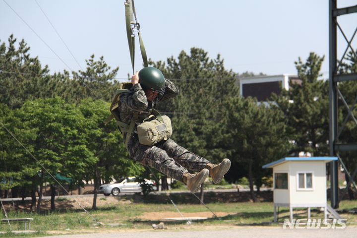 [포항=뉴시스] 안병철 기자 = 30일 포항 해병대 문화 축제에서 해병대 장병들이 공수훈련체험 시범을 위해 11미터의 막타워(공수훈련 탑)에서 뛰어내리고 있다. 2023.04.30. abc1571@newsis.com *사진은 기사와 직접적인 관련 없음.