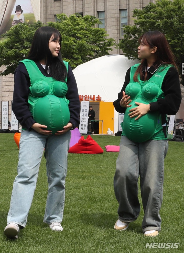 [서울=뉴시스] 조성봉 기자 = 30일 오전 서울 중구 시청 서울광장에서 열린 약자동행 가치 공유 및 확산을 위한 체험 행사에서 참가자들이 임산부 체험을 하고 있다. 2023.04.30. suncho21@newsis.com