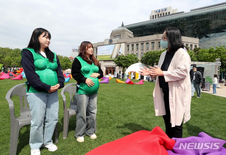 [서울=뉴시스] 조성봉 기자 = 30일 오전 서울 중구 시청 서울광장에서 열린 약자동행 가치 공유 및 확산을 위한 체험 행사에서 참가자들이 임산부 체험을 하고 있다. 2023.04.30. suncho21@newsis.com