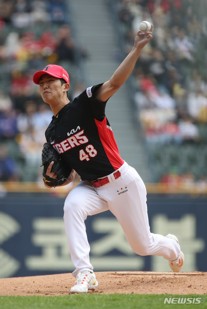 [서울=뉴시스] 고승민 기자 = 30일 서울 잠실야구장에서 열린 2023 KBO 리그 KIA 타이거즈 대 LG 트윈스 경기, 1회말 LG 공격 KIA 선발투수 이의리가 역투하고 있다. 2023.04.30. kkssmm99@newsis.com