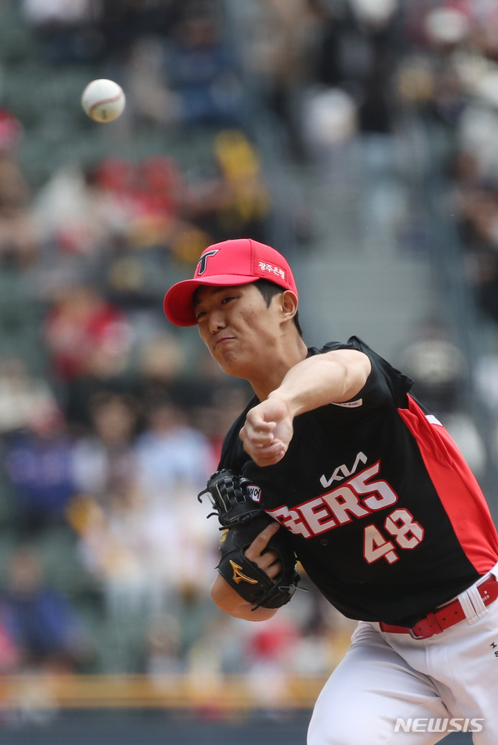 [서울=뉴시스] 고승민 기자 = 30일 서울 잠실야구장에서 열린 2023 KBO 리그 KIA 타이거즈 대 LG 트윈스 경기, 1회말 LG 공격 KIA 선발투수 이의리가 역투하고 있다. 2023.04.30. kkssmm99@newsis.com