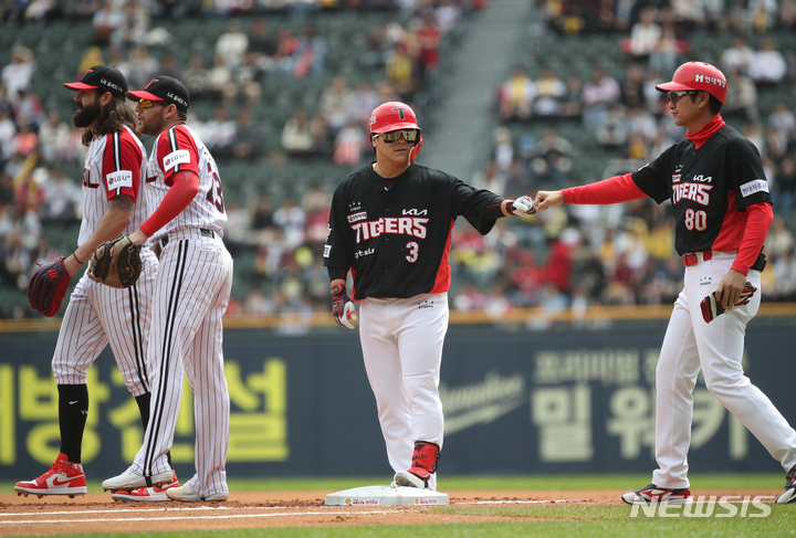 [서울=뉴시스] 고승민 기자 = 30일 서울 잠실야구장에서 열린 2023 KBO 리그 KIA 타이거즈 대 LG 트윈스 경기, 1회초 KIA 공격 1사 2루 상황 3번타자 김선빈이 투수 실책으로 1루로 진루하고 있다. 2023.04.30.