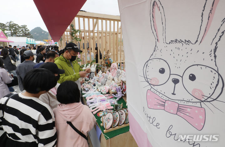 [서울=뉴시스] 김명원 기자 = 30일 휴일을 맞아 나들이 나선 시민들이 서울 종로구 광화문광장에서 열린 서울페스타 2023 서울컬쳐 스퀘어를 찾아 둘러보고 있다 2023.04.30. kmx1105@newsis.com