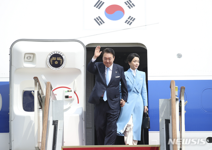 [성남=뉴시스] 전신 기자 = 5박7일간 국빈 방미 일정을 마친 윤석열 대통령과 부인 김건희 여사가 30일 경기도 성남 서울공항에 도착해 공군 1호기에서 내리고 있다. 2023.04.30. photo1006@newsis.com