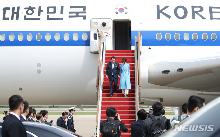 [성남=뉴시스] 전신 기자 = 5박7일간 국빈 방미 일정을 마친 윤석열 대통령과 부인 김건희 여사가 30일 경기도 성남 서울공항에 도착해 공군 1호기에서 내리고 있다. 2023.04.30. photo1006@newsis.com