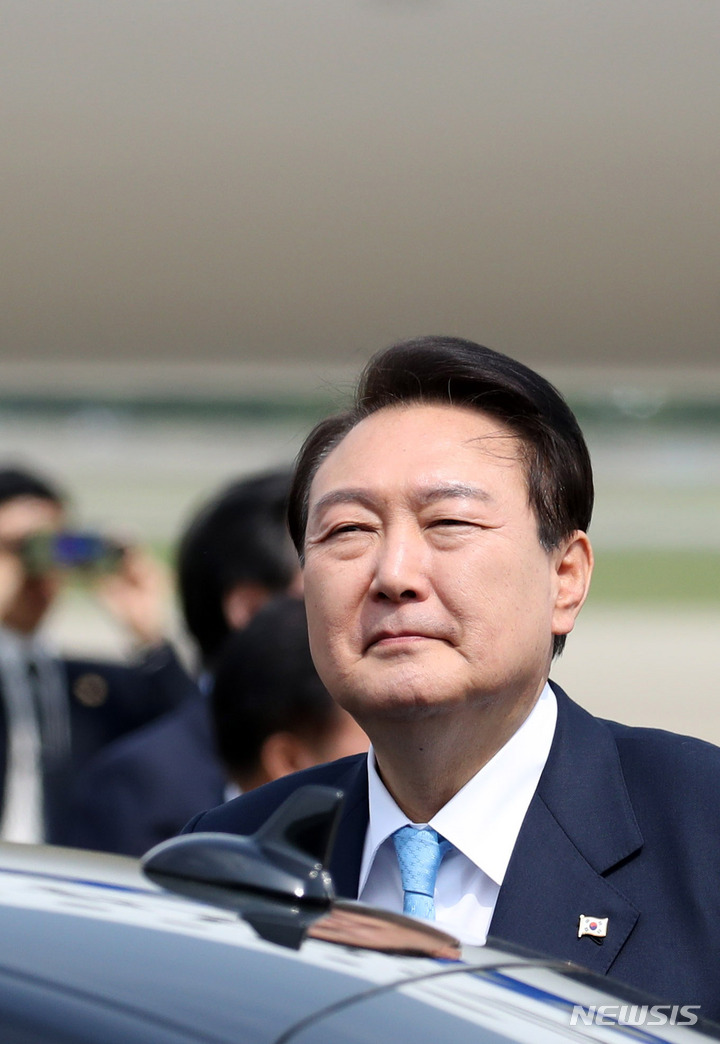 [성남=뉴시스] 전신 기자 = 5박7일간 국빈 방미 일정을 마친 윤석열 대통령이 30일 경기도 성남 서울공항에 도착해 차량으로 이동하고 있다. 2023.04.30. photo1006@newsis.com