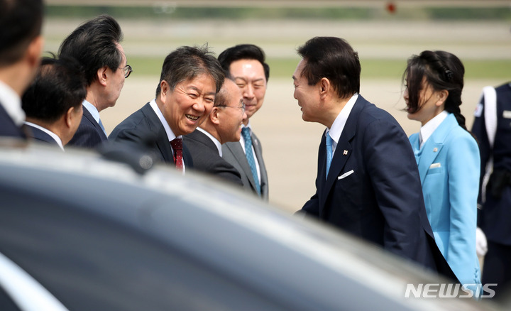 [성남=뉴시스] 전신 기자 = 5박7일간 국빈 방미 일정을 마친 윤석열 대통령이 30일 경기도 성남 서울공항에 도착해 김대기 비서실장과 인사하고 있다. 2023.04.30. photo1006@newsis.com