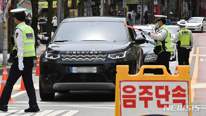 [수원=뉴시스] 김종택 기자 = 검찰과 경찰이 상습적인 음주운전 사범에 대해서는 차량을 압수·몰수하는 등 엄정 대응에 나설 계획이다. 사진은 지난 4월30일 경기도 수원시 장안구 광교산 입구 스쿨존에서 수원중부경찰서 소속 경찰들이 음주운전 단속을 하고 있는 모습. 2023.04.30. jtk@newsis.com