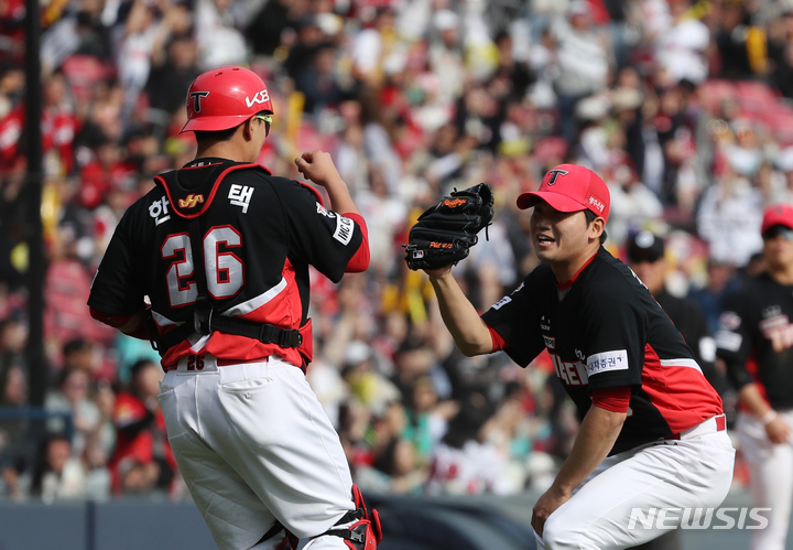 [서울=뉴시스] 고승민 기자 = 30일 서울 잠실야구장에서 열린 2023 KBO 리그 KIA 타이거즈 대 LG 트윈스 경기, LG 공격 6회말 무사 2루 상황 9번타자 박해민 희생번트 때 공을 잡아 박해민과 2루주자 신민재를 모두 아웃시킨 KIA 투수 김기훈과 포수 한승택이 기뻐하고 있다. 2023.04.30. kkssmm99@newsis.com