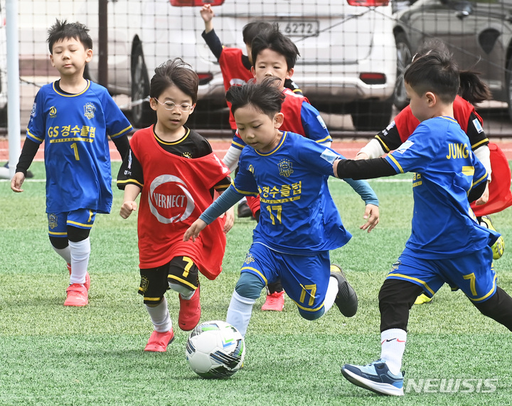 [수원=뉴시스] 김종택 기자 = 뉴시스 경기남부본부가 주최하고 수원시축구협회가 주관한 제1회 수원컵 전국유소년 축구대회 이틀째인 30일 경기도 수원시 경기대학교 수원캠퍼스 대운동장에서 대회에 참가한 어린이들이 열띤 경기를 펼치고 있다. 2023.04.30. jtk@newsis.com