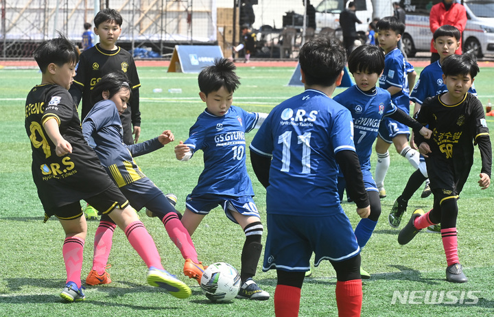 [수원=뉴시스] 김종택 기자 = 뉴시스 경기남부본부가 주최하고 수원시축구협회가 주관한 제1회 수원컵 전국유소년 축구대회 이틀째인 30일 경기도 수원시 경기대학교 수원캠퍼스 대운동장에서 대회에 참가한 어린이들이 열띤 경기를 펼치고 있다. 2023.04.30. jtk@newsis.com