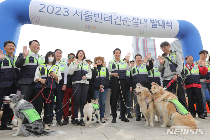 [서울=뉴시스] 권창회 기자 = 오세훈 서울시장, 배현진 국민의힘 의원을 비롯한 참석자들이 30일 오후 서울 여의도 한강공원에서 열린 서울 반려견 순찰대 발대식에서 기념촬영을 하고 있다. 2023.04.30. kch0523@newsis.com