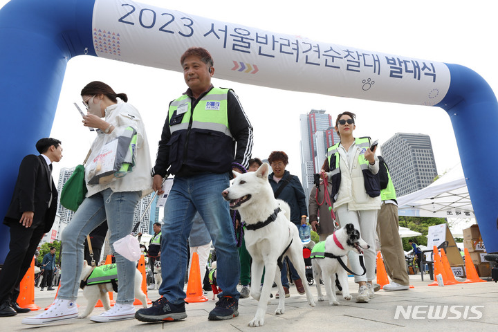 [서울=뉴시스] 권창회 기자 = 30일 오후 서울 여의도 한강공원에서 열린 서울 반려견 순찰대 발대식에서 반려견들이 순찰을 돌고 있다. 2023.04.30. kch0523@newsis.com
