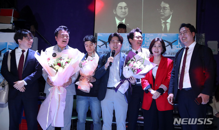 [서울=뉴시스] 추상철 기자 = 이준석 전 국민의힘 당 대표가 30일 오후 서울 서대문구 신촌의 한 주점에서 열린 블로그 '고공행진' 오프라인 행사에 참석해 인사말을 하고 있다. 2023.04.30. scchoo@newsis.com