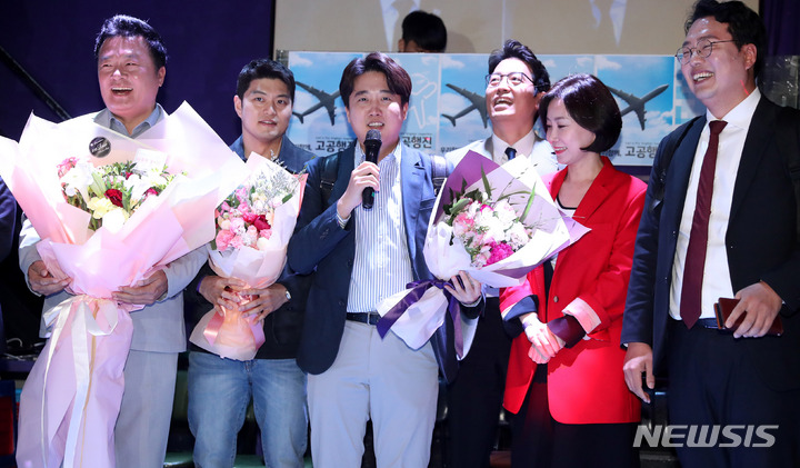 [서울=뉴시스] 추상철 기자 = 이준석 전 국민의힘 당 대표가 30일 오후 서울 서대문구 신촌의 한 주점에서 열린 블로그 '고공행진' 오프라인 행사에 참석해 인사말을 하고 있다. 2023.04.30. scchoo@newsis.com
