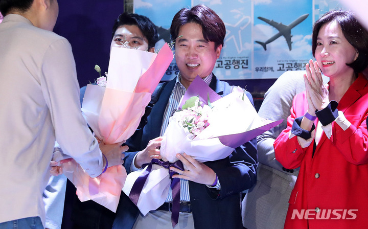 [서울=뉴시스] 추상철 기자 = 이준석 전 국민의힘 당 대표가 30일 오후 서울 서대문구 신촌의 한 주점에서 열린 블로그 '고공행진' 오프라인 행사에 참석해 꽃다발을 받고 있다. 2023.04.30. scchoo@newsis.com