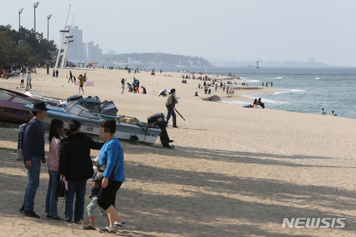 [강릉=뉴시스] 김경목 기자 = 화창한 봄날씨를 보인 30일 오후 나들이 인파들이 강원 강릉시 경포해변에서 일요일 오후의 여유를 즐기고 있다. 2023.04.30. photo31@newsis.com