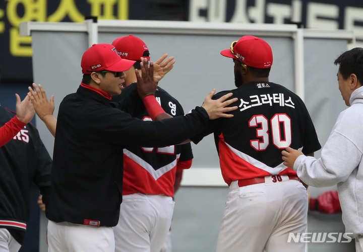 [서울=뉴시스] 고승민 기자 = 30일 서울 잠실야구장에서 열린 2023 KBO 리그 KIA 타이거즈 대 LG 트윈스 경기, 12대 8로 LG를 꺾은 KIA 선수들이 자축하고 있다. 김종국 감독과 소크라테스가 인사하고 있다. 2023.04.30. kkssmm99@newsis.com