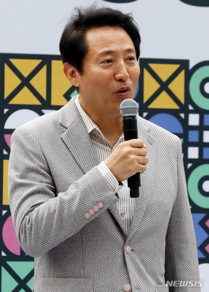 [서울=뉴시스] 조성봉 기자 = 지난 4월30일 서울 중구 명동에서 열린 '명동 페스티벌 2023' 공식 오프닝 세리머니에 참석한 오세훈 서울시장. 2023.06.09. suncho21@newsis.com