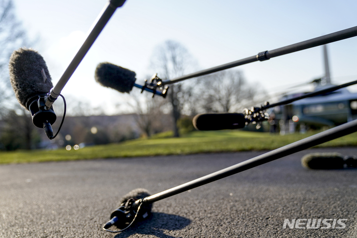 [워싱턴=AP/뉴시스]2018년 3월13일 백악관 남쪽 잔디광장에서 언론사 기자들이 도널드 트럼프 당시 대통령이 전용 헬기 '마린 원'에 탑승하기 전 기자들과 몇마디 나누기를 기다리고 있다. 미국 성인의 거의 4분의 3이 뉴스 미디어가 정치적 양극화를 증가시키고 있다고 말하며, 절반이 조금 못 되는 사람들은 미디어가 뉴스를 공정하고 정확하게 보도할 수 있는 능력을 거의 신뢰하지 않는다고 말한 것으로 AP통신-NORC 공공문제연구센터와 로버트 F. 케네디 인권센터의 새로운 조사 결과 드러났다. 2023.05.01.