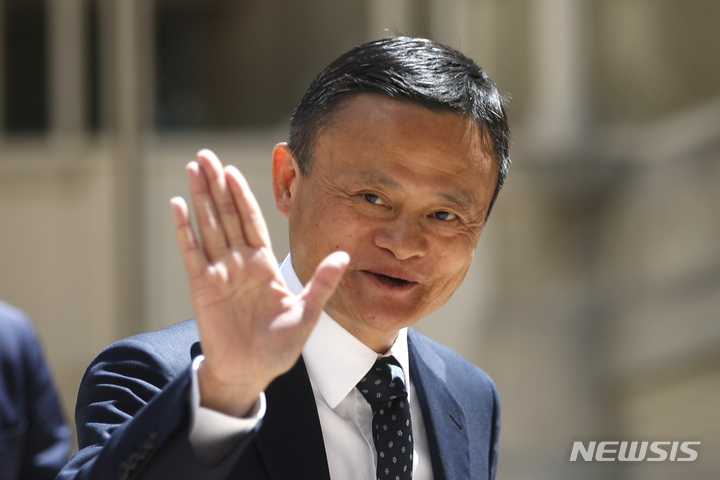 [파리=AP/뉴시스]마윈(馬雲) 알리바바 그룹 창업자가 2019년 5월15일 파리에서 열리는 '테크 포 굿'(Tech for Good) 정상회담 참석을 위해 도착하고 있다. 그는 일본 도쿄대 산하 연구기관 도쿄 칼리지의 객원교수로 나선다고 1일 밝혔다. 2023.05.01.