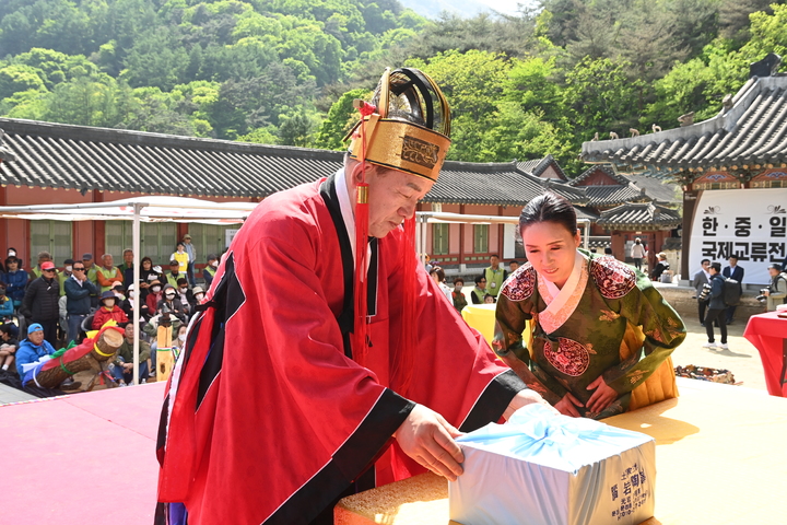 신현국 문경시장이 망궐례 재현행사에서 달항아리를 올리고 있다. (사진=문경시 제공) *재판매 및 DB 금지