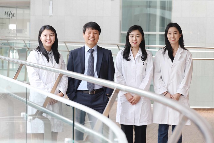 (왼쪽부터) KAIST 생명과학과 유다슬이 연구조교수, 허원도 교수, 김지혜 선임연구원, 유정혜 박사과정(사진=KAIST제공) *재판매 및 DB 금지