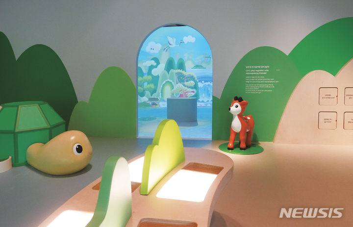 [서울=뉴시스] 국립중앙박물관 어린이박물관 특별전 '십장생, 열 가지 이야기' 전경. (사진=국립중앙박물관 제공) 2023.05.01. photo@newsis.com *재판매 및 DB 금지