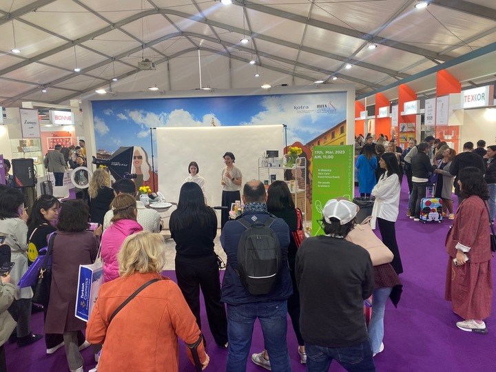 [서울=뉴시스]이탈리아 볼로냐 코스모프로프 뷰티 전시회 한국관에서 진행되는 메이크업 쇼 현장. (사진 = 코트라) 2023.5.1. photo@newsis.com *재판매 및 DB 금지