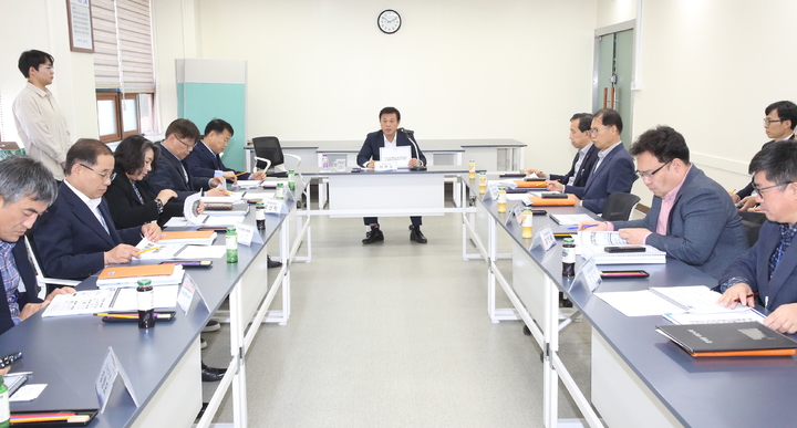 이학수 정읍시장(가운데) 주재로 '정읍시 관광개발사업 발굴 및 역사·문화자원 관광벨트화 용역 중간보고회'가 진행 중이다. *재판매 및 DB 금지