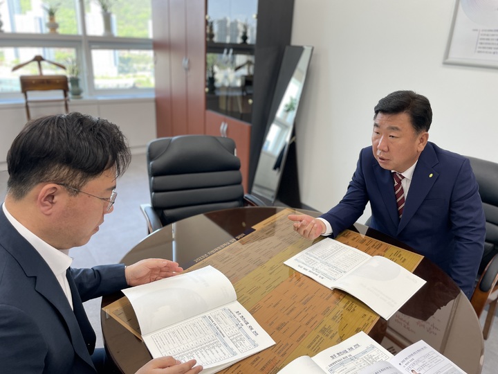 [청주=뉴시스] 임선우 기자 = 이범석 충북 청주시장(오른쪽)이 1일 행정안전부 최병관 지방재정경제실장을 만나 내년도 국비 지원을 건의하고 있다. (사진=청주시 제공) 2023.05.01. photo@newsis.com *재판매 및 DB 금지