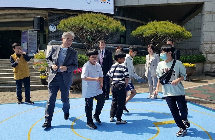 [창원=뉴시스] 강경국 기자 = 조명래 경남 창원시 제2부시장이 1일 창원시립마산박물관에서 열린 '동심의 세계_꿈꾸는 놀이터' 특별전시회 개막식에서 아이들과 즐거운 시간을 보내고 있다. (사진=창원시청 제공). 2023.05.01. photo@newsis.com *재판매 및 DB 금지