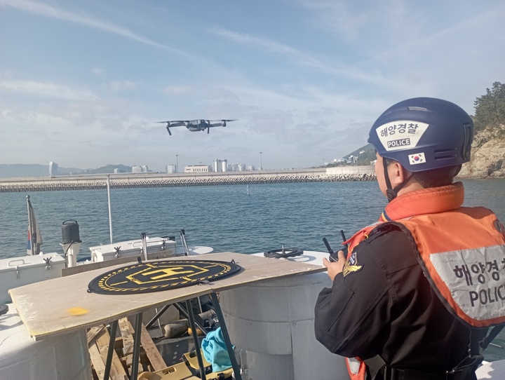드론을 띄워 순찰 중인 해경 드론순찰팀 *재판매 및 DB 금지