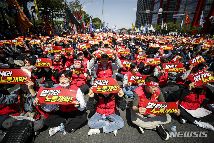 [서울=뉴시스] 정병혁 기자 = 1일 오후 서울 영등포구 여의대로에서 열린 2023 한국노총 전국노동자대회에서 참가자들이 구호를 외치고 있다. 2023.05.01. jhope@newsis.com