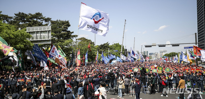 [서울=뉴시스] 정병혁 기자 = 1일 오후 서울 영등포구 여의대로에서 열린 2023 한국노총 전국노동자대회에서 깃발이 입장하고 있다. 2023.05.01. jhope@newsis.com