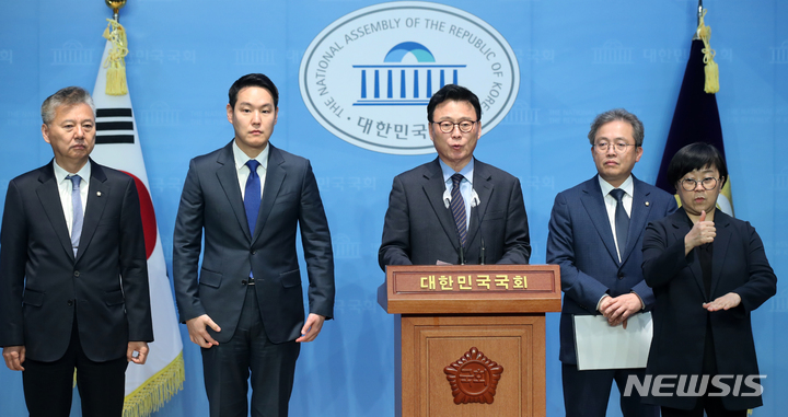 [서울=뉴시스] 고범준 기자 = 박광온 더불어민주당 원내대표가 1일 오후 서울 여의도 국회 소통관에서 신임대표단 인선 발표 기자회견을 하고 있다. 왼쪽부터 홍성국 경제 담당 원내대변인, 김한규 원내대변인, 박광온 원내대표, 송기헌 원내수석부대표. 2023.05.01. bjko@newsis.com
