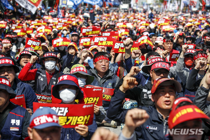 [서울=뉴시스] 정병혁 기자 = 1일 오후 서울 영등포구 여의대로에서 열린 2023 한국노총 전국노동자대회에서 참가자들이 구호를 외치고 있다. 2023.05.01. jhope@newsis.com