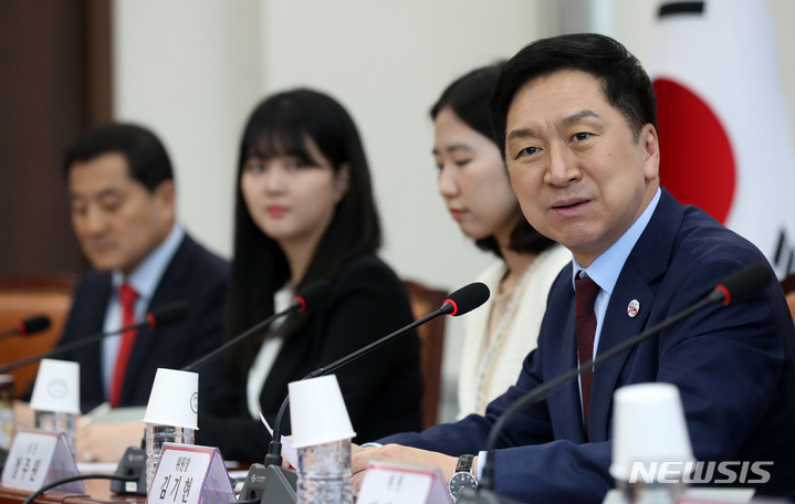 [서울=뉴시스] 고범준 기자 = 김기현 국민의힘 대표가 지난 1일 오후 서울 여의도 국회에서 열린 청년정책네트워크출범식에서 인사말을 하고 있다. 2023.05.01. bjko@newsis.com