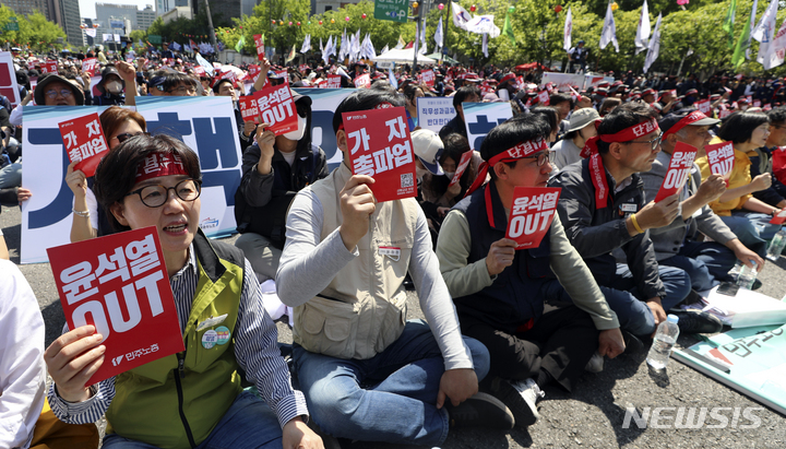 [서울=뉴시스] 최진석 기자 = 노동자의 날인 1일 오후 서울 세종대로에서 열린 ‘노동개악 저지! 윤석열 심판! 5.1총궐기 2023 세계노동절기념대회’에 참가한 민주노총 조합원들이 구호를 외치고 있다. 2023.05.01. myjs@newsis.com