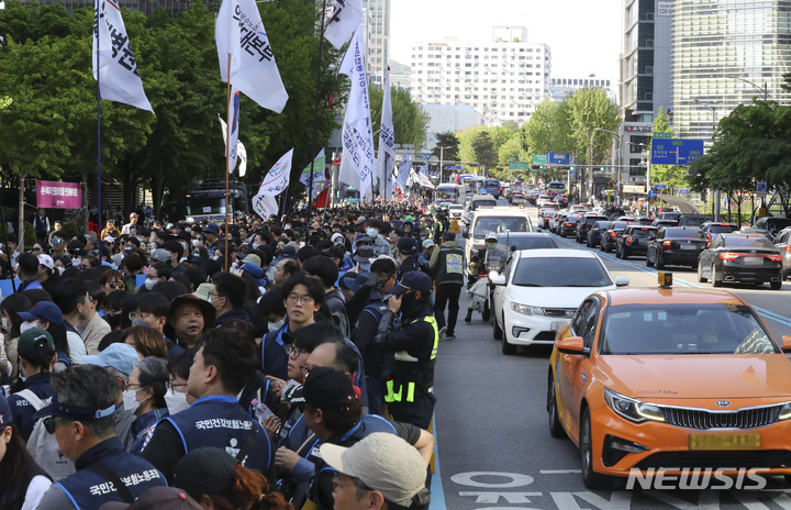 [서울=뉴시스] 최진석 기자 = 민주노총 조합원들이 노동자의 날인 지난달 1일 오후 서울 세종대로에서 열린 ‘노동개악 저지! 윤석열 심판! 5.1총궐기 2023 세계노동절기념대회’를 마친 뒤 마무리 집회를 위해 서울고용노동청 본청 앞으로 행진하고 있다. 2023.05.01. myjs@newsis.com