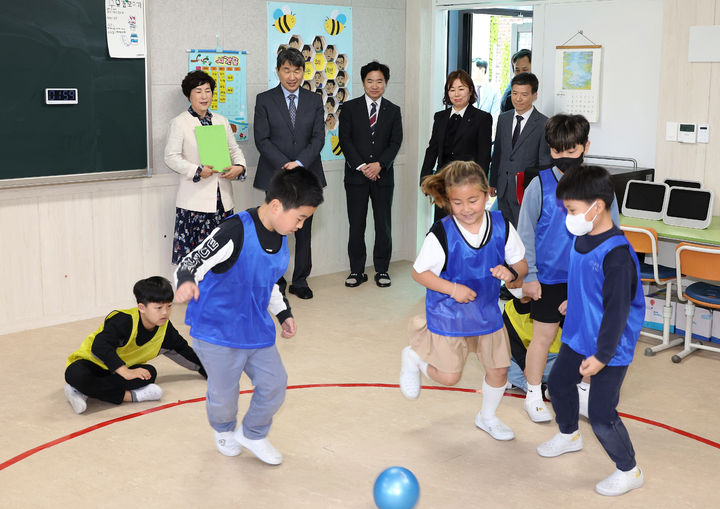 [서울=뉴시스] 조성우 기자 = 이주호 부총리 겸 교육부 장관이 지난 1일 전남 담양군 창평초등학교를 찾아 예술·체육활동 활성화를 위한 현장을 참관하고 있다. (사진=교육부 제공) 2023.05.06. photo@newsis.com *재판매 및 DB 금지