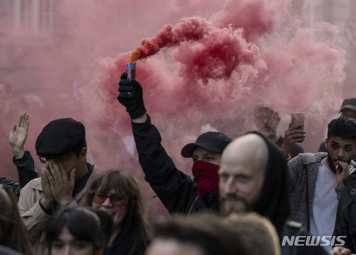[프랑크푸르트=AP/뉴시스] 1일(현지시간) 독일 프랑크푸르트에서 노동절 집회에 참가한 참가자들이 행진하고 있다. 2023.05.02.